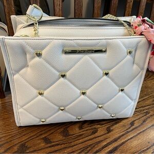 BETSEY JOHNSON WHITE QUILTED HEART STUDDED HANDBAG W/SCARF